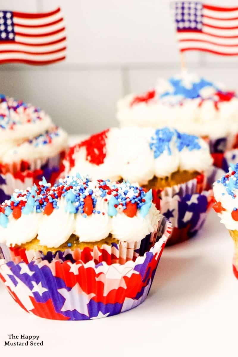 Red White and Blue Patriotic Cupcakes (Fourth of July) - The Happy ...