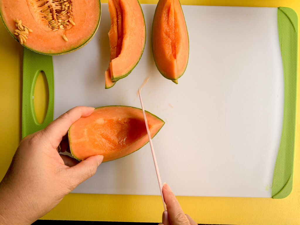 How-To-Cut-A-Cantaloupe-sliced-to-rind