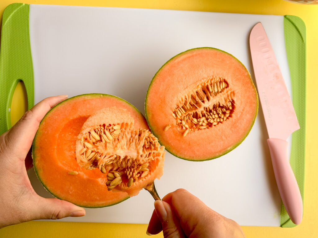 How-To-Cut-A-Cantaloupe-spoon-under-seeds-2