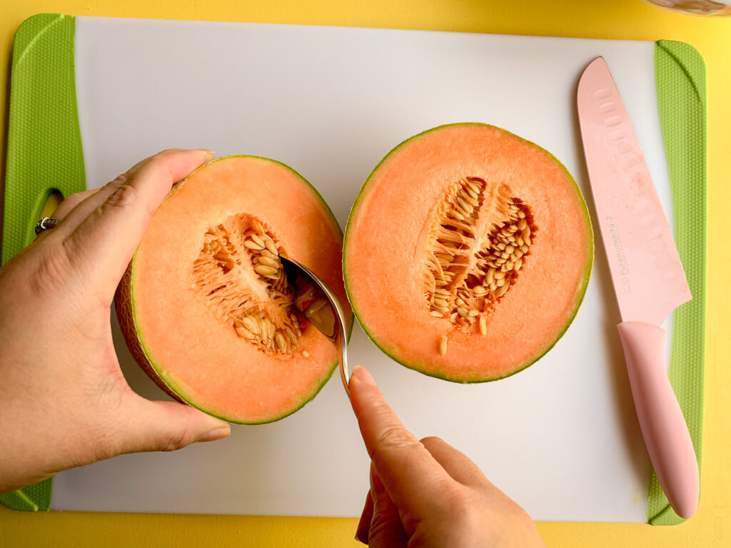 How-To-Cut-A-Cantaloupe-spoon-under-seeds.