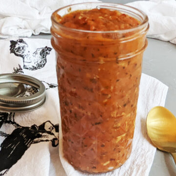 spaghetti sauce in a glass jar